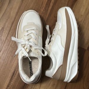Cushionaire White and Tan Sneakers